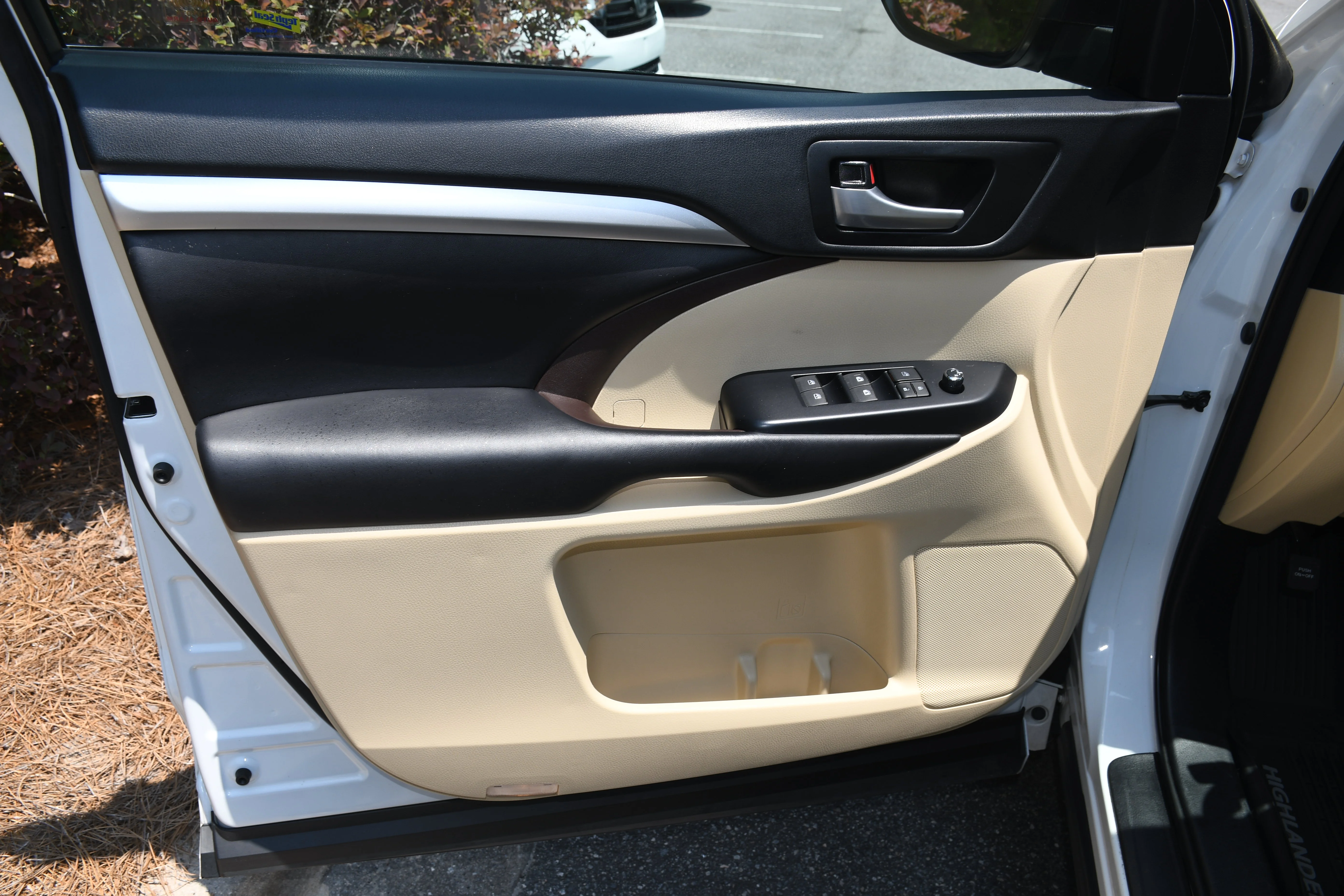 Used 2018 White Toyota XLE image 10