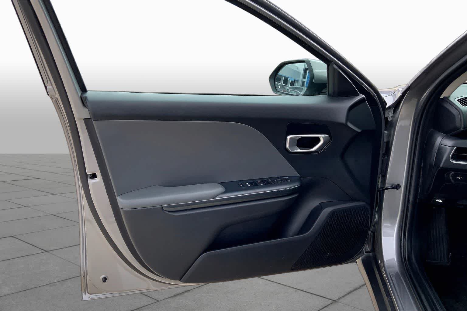Used 2025 Steel Gray Kia LXS image 21