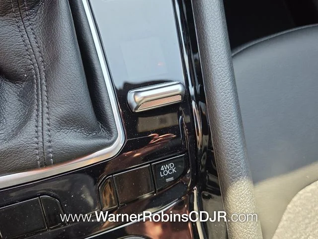 New 2026 Diamond Black Crystal Pearl-Coat Exterior Paint Jeep Latitude image 21