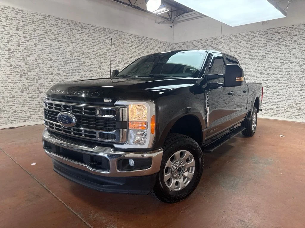 Used 2023 Agate Black Metallic Ford XLT image 3