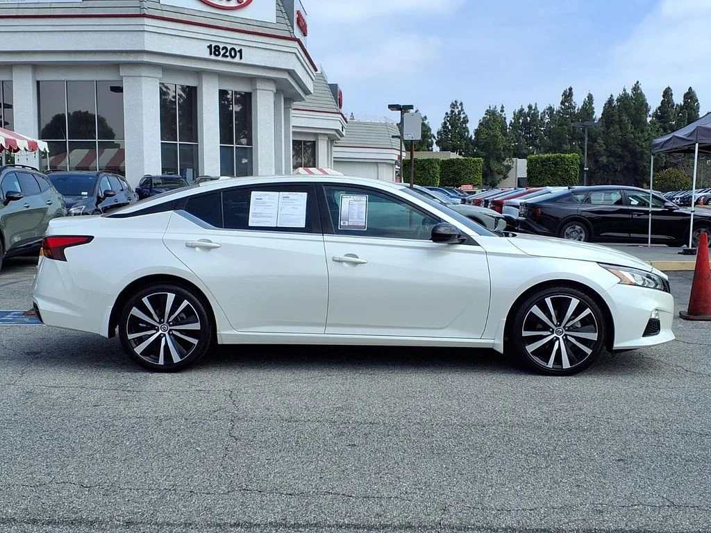 Used 2020 White Nissan 2.5 SR image 6