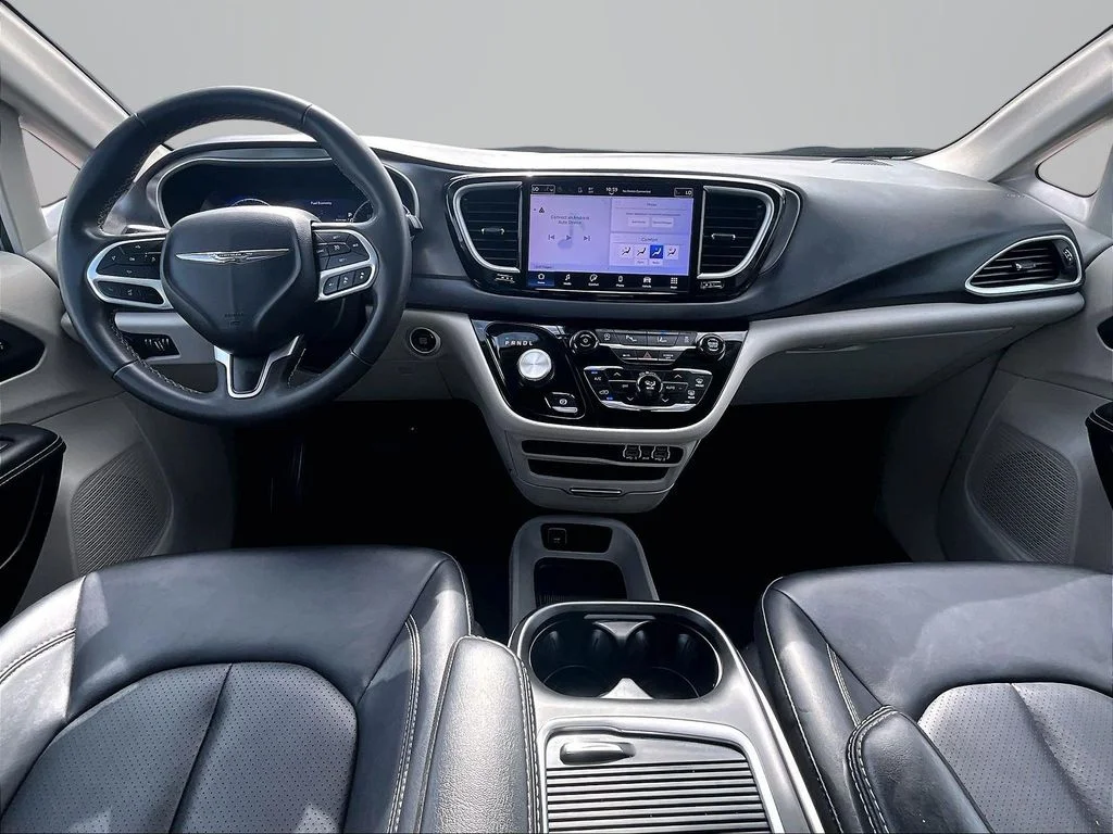 Used 2024 Silver Chrysler Touring L image 17