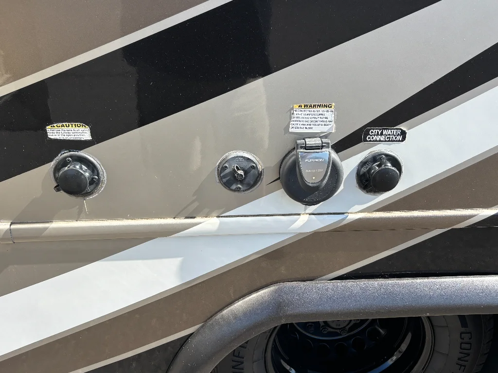 Used 2015 Arctic White Mercedes-Benz Base image 18