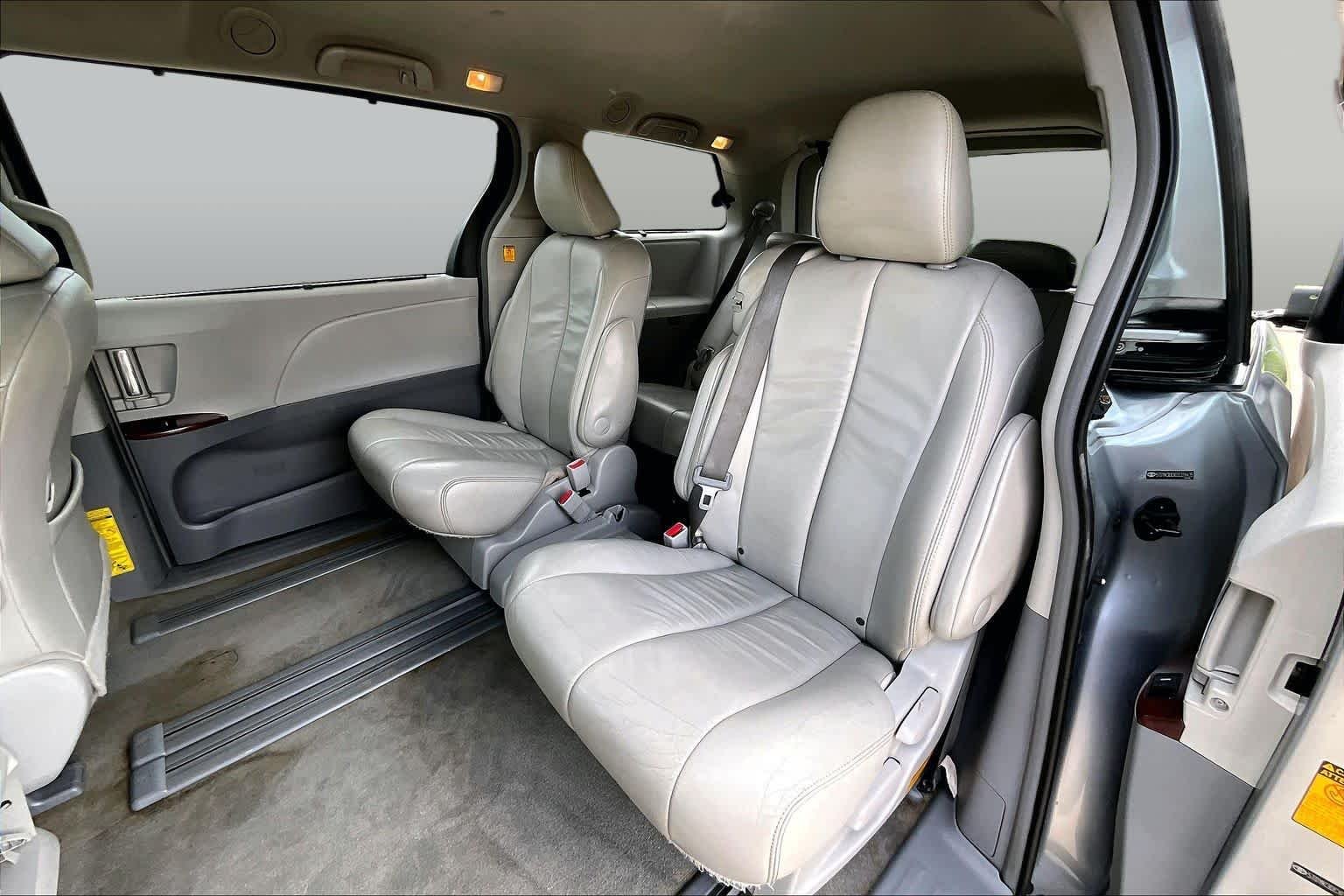 Used 2013 Silver Sky Metallic Toyota XLE image 18