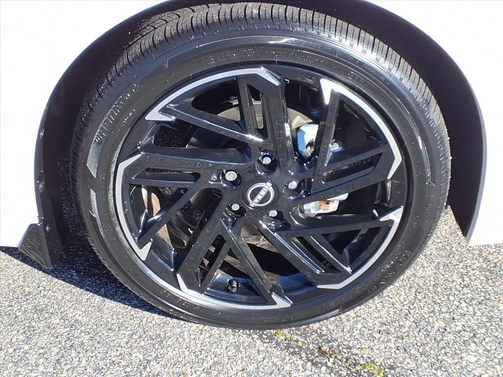 New 2026 Aspen White TriCoat / Super Black Two-tone Nissan SR image 5