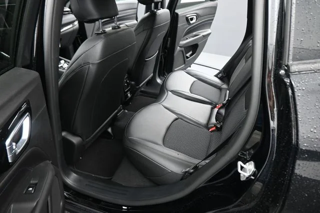 New 2026 Diamond Black Crystal Pearl-Coat Exterior Paint Jeep Latitude image 25