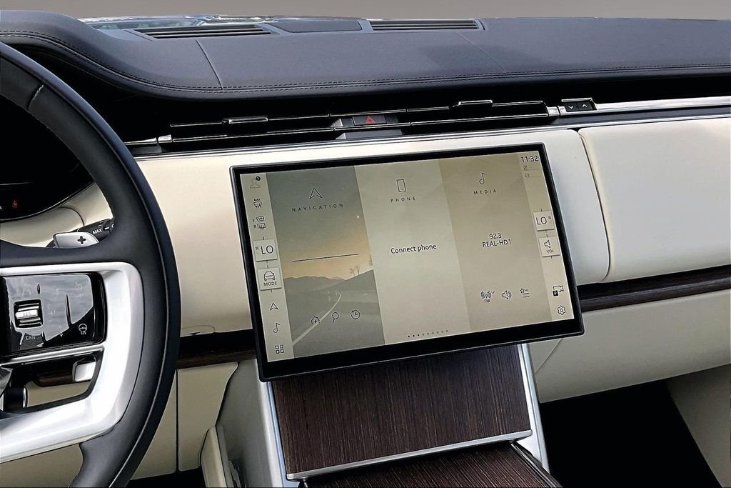 New 2026 Santorini Black LAND ROVER SE 7 Seats image 6