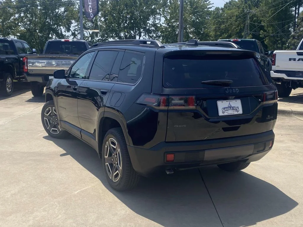 New 2026 Diamond Black Crystal Pearl-Coat Exterior Paint Jeep Limited image 4