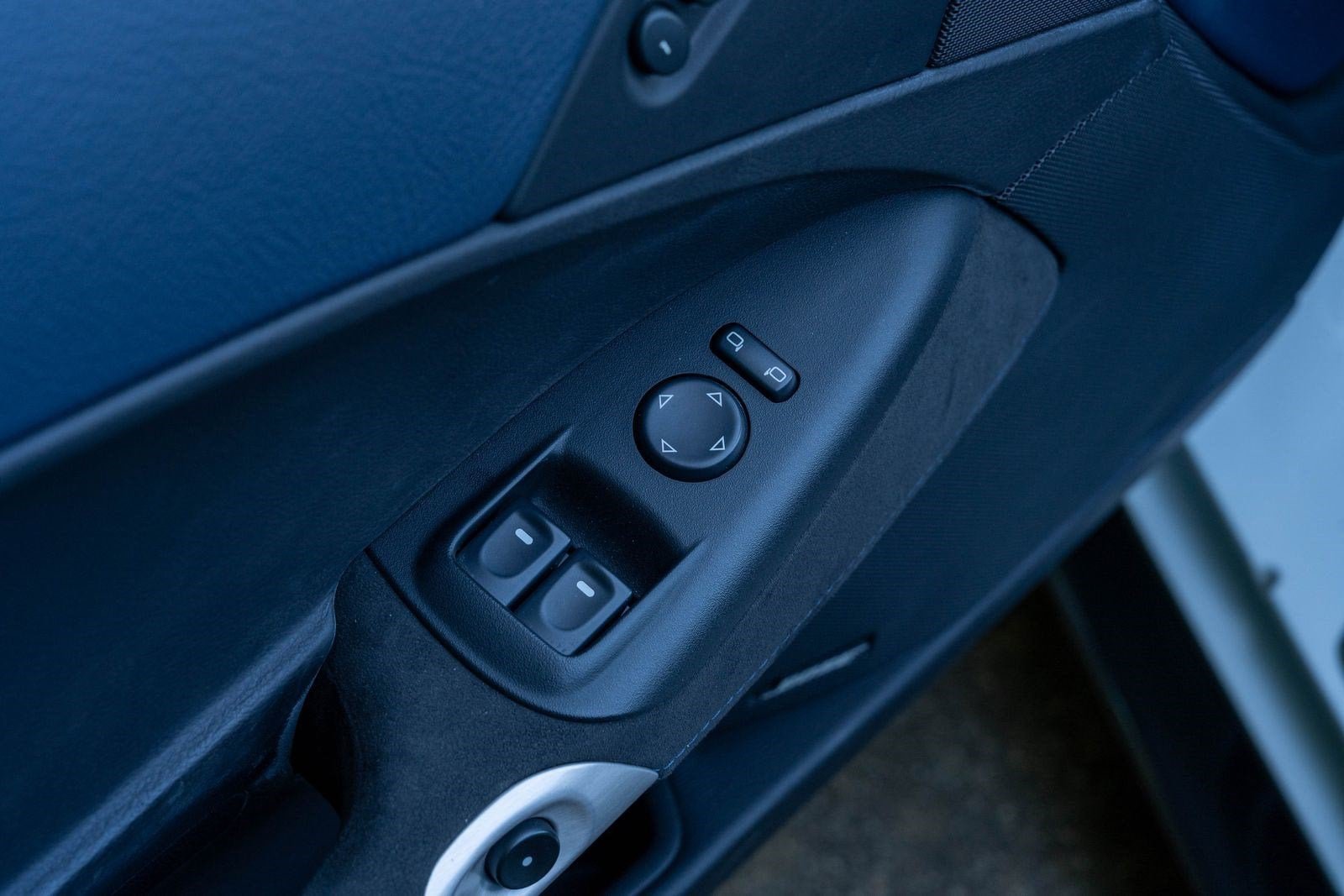 Used 2013 Arctic White Chevrolet 427 1SC image 18