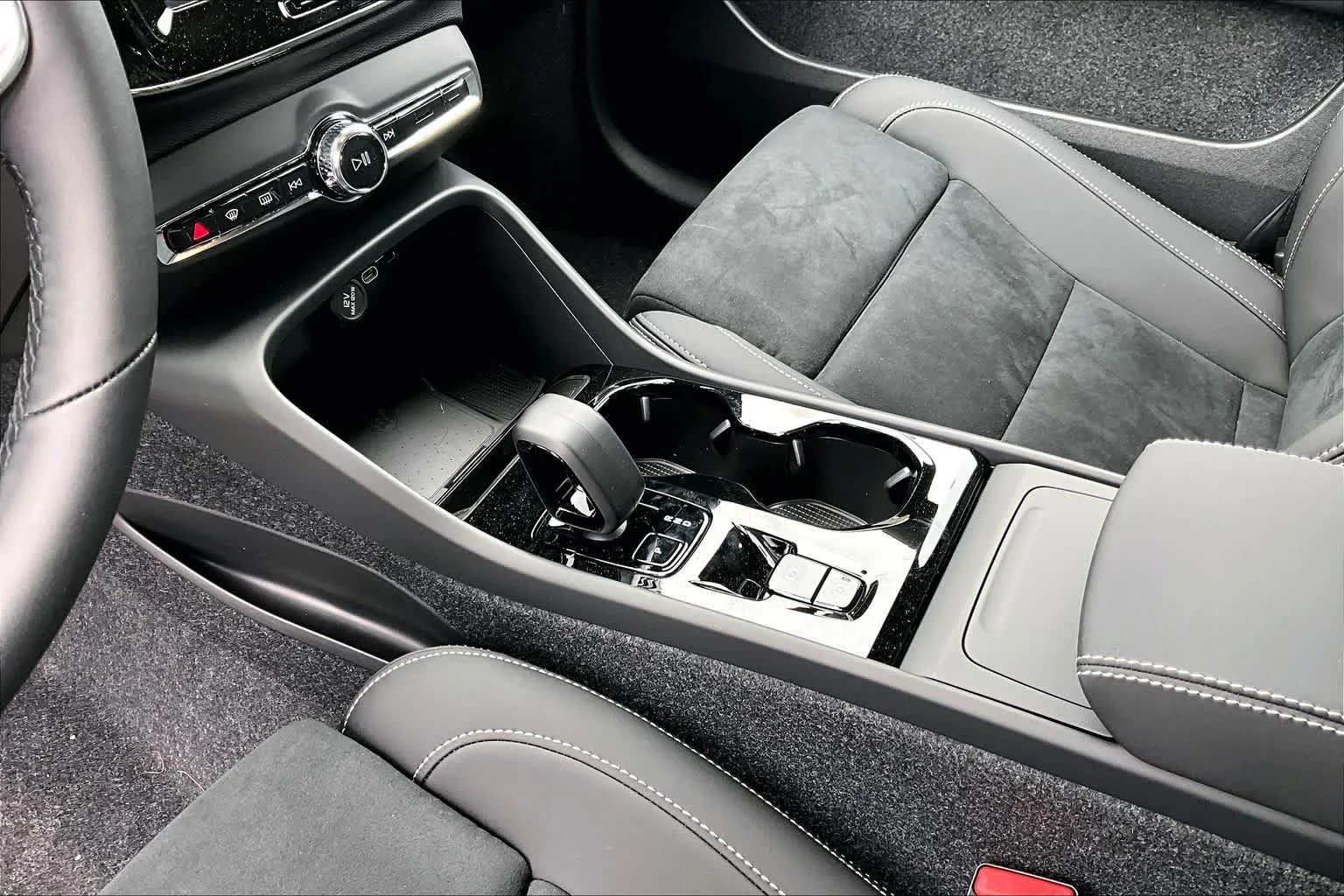 New 2026 DENIM BLUE Volvo Ultra Black Edition image 10
