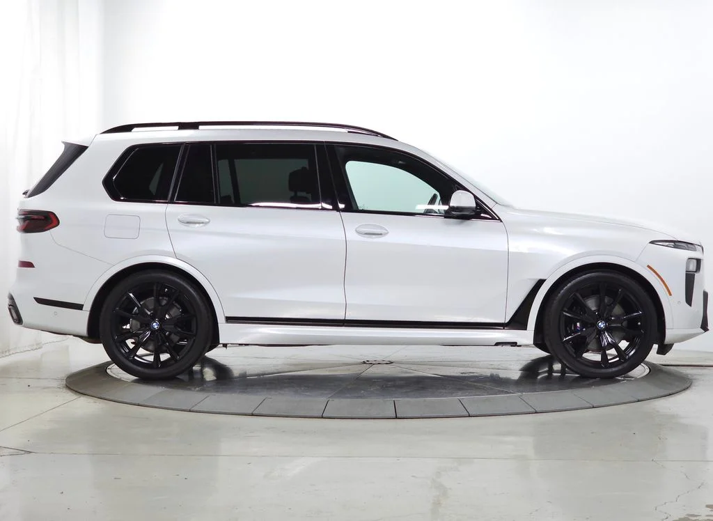 Used 2025 White BMW xDrive40i image 10