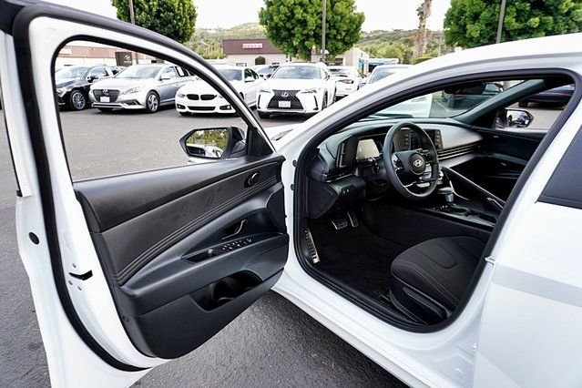 Used 2026 White Hyundai SEL Sport image 33