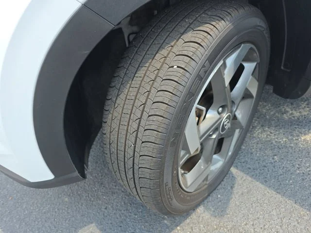 Used 2025 White Hyundai SEL image 31