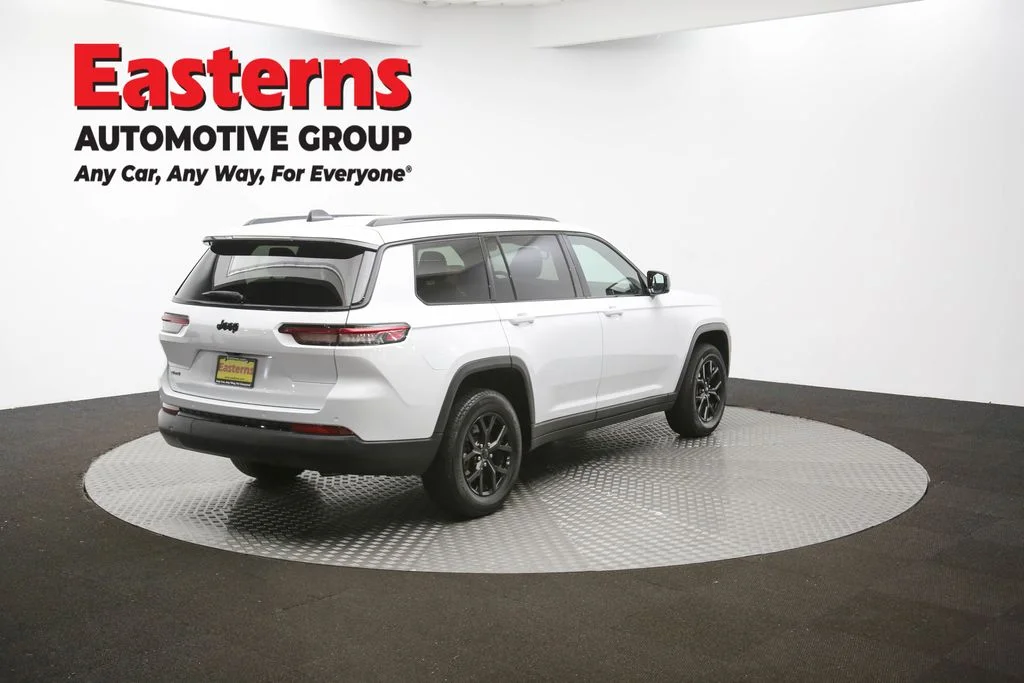 Used 2024 White Jeep Altitude image 43