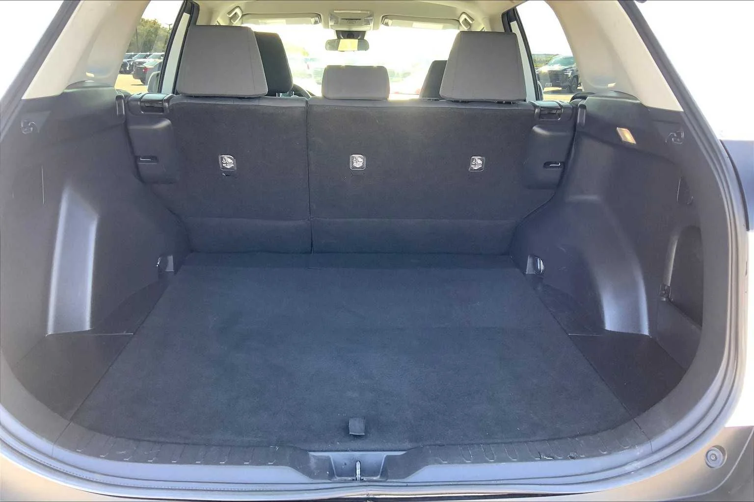 Used 2022 White Toyota XLE image 33