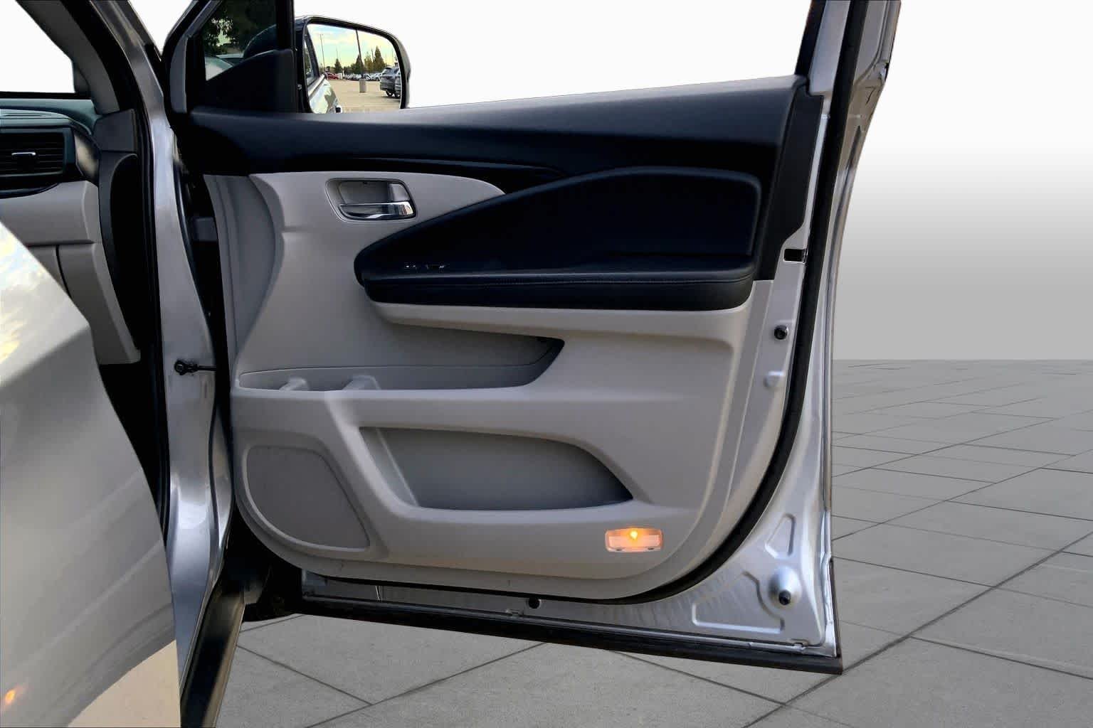 Used 2020 Lunar Silver Metallic Honda Elite image 23