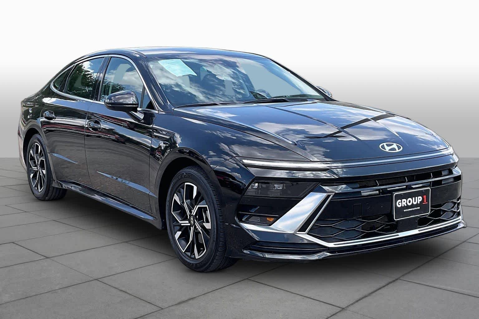 Used 2025 Black Hyundai SEL image 3