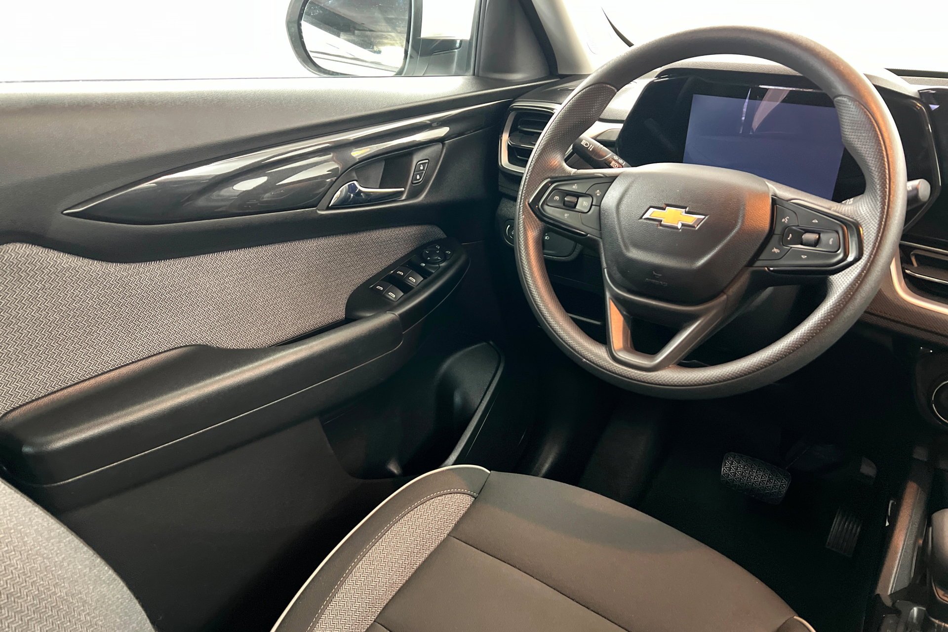 Used 2025 Summit White Chevrolet LT image 12