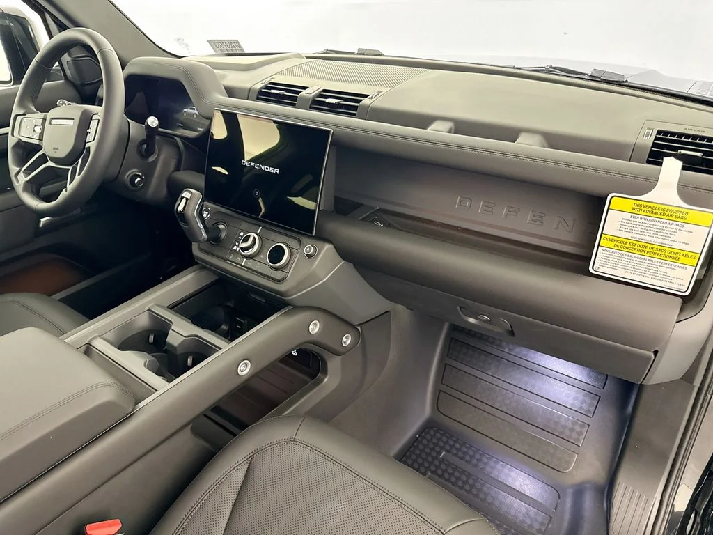 New 2026 Santorini Black Land Rover X-Dynamic SE image 31