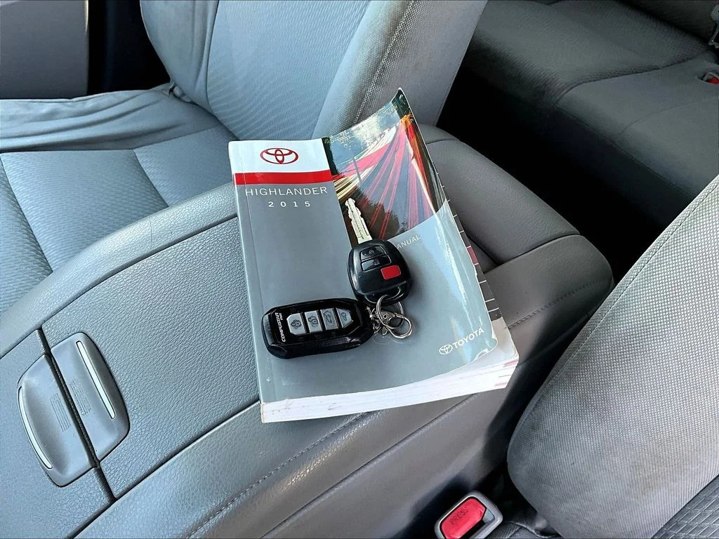 Used 2015 Blue Toyota LE image 37