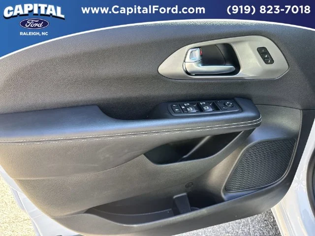 Used 2025 White Chrysler Select image 20