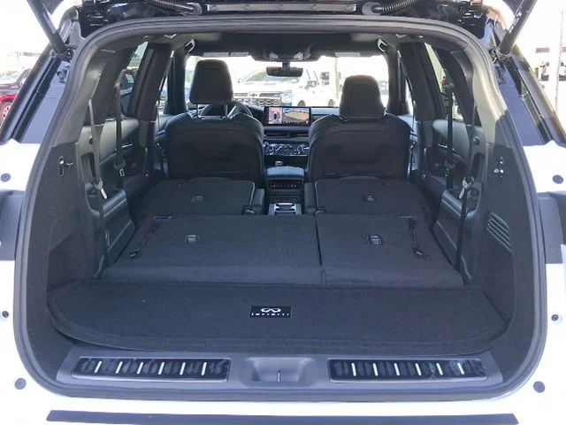 New 2026 2T RAD WHT INFINITI Sport AWD image 6