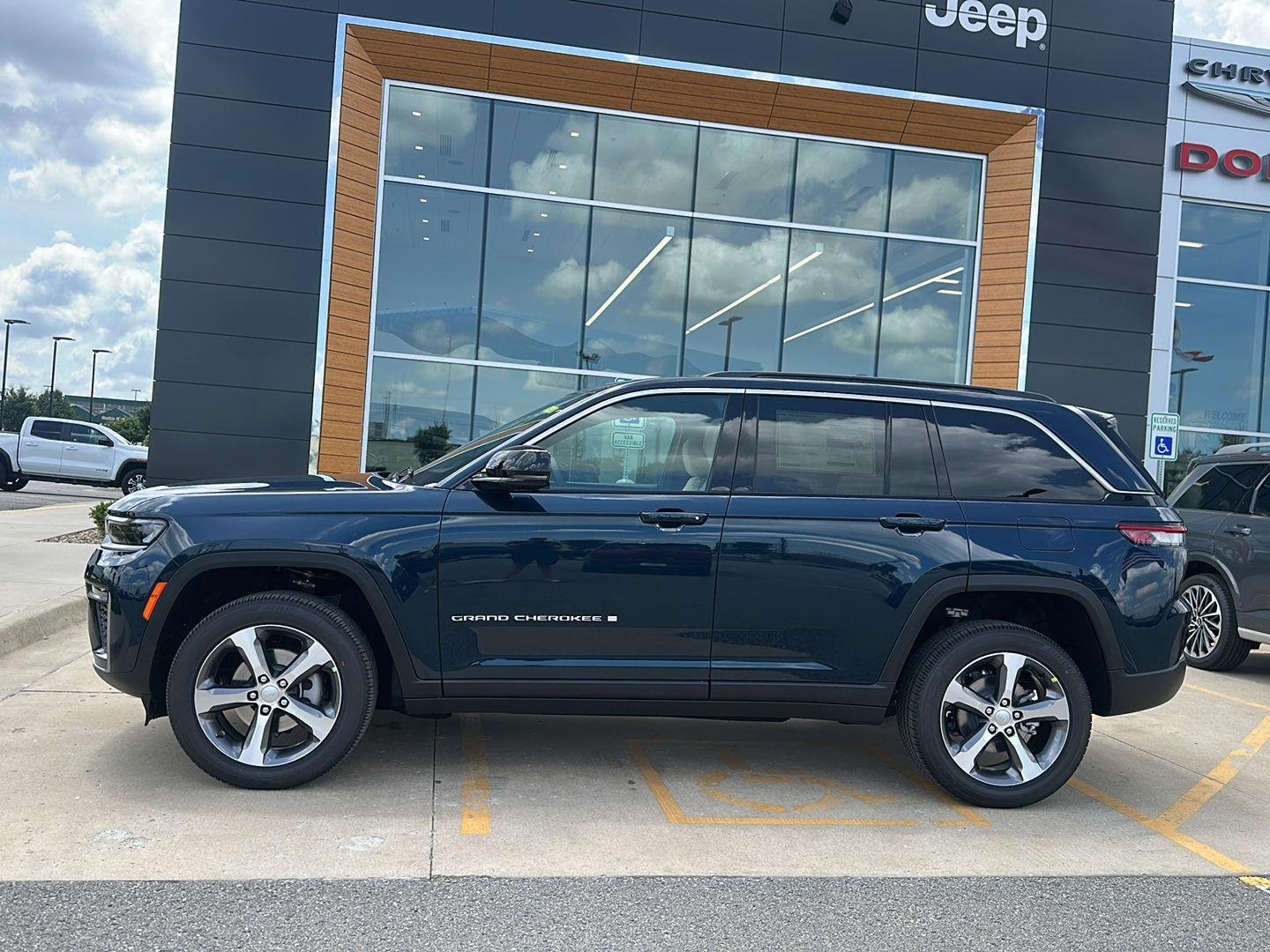 New 2026 Fathom Blue Pearl-Coat Exterior Paint Jeep Limited image 2