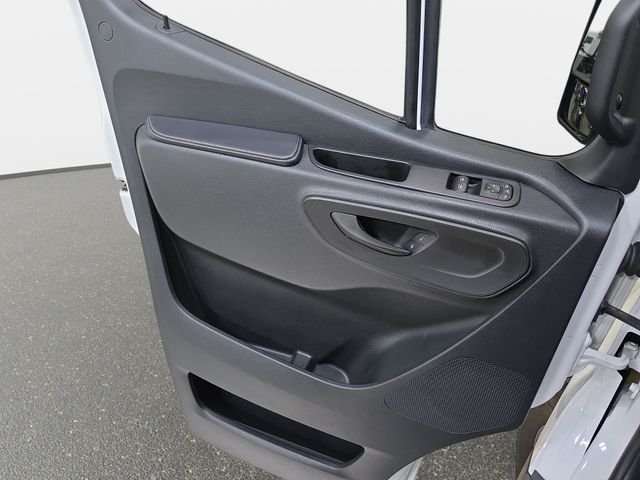 Used 2022 White Mercedes-Benz Passenger 144 WB image 27