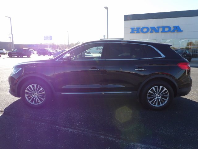 Used 2016 Black Velvet Lincoln Select image 4