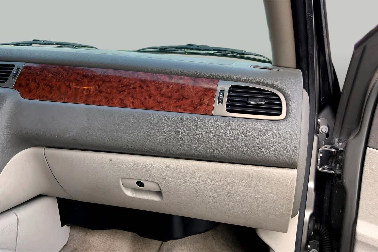 Used 2008 Graystone Metallic Chevrolet LT w/3LT image 17