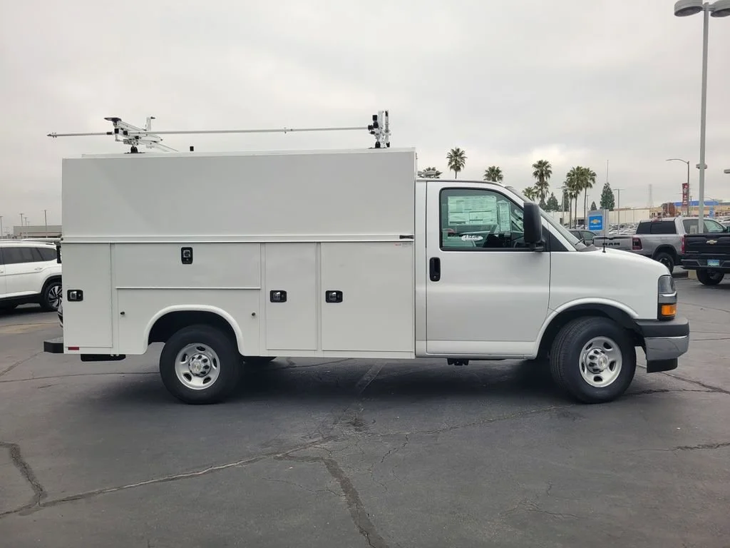 New 2025 Summit White Chevrolet 1WT image 3
