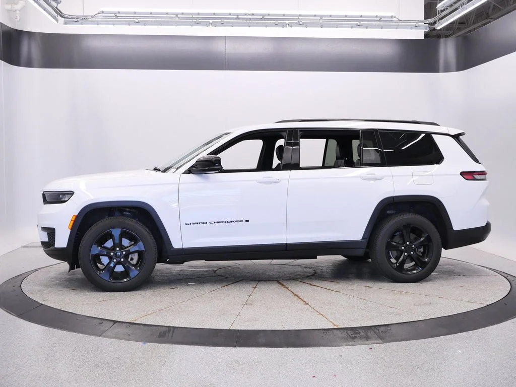 Used 2022 White Jeep Altitude image 2