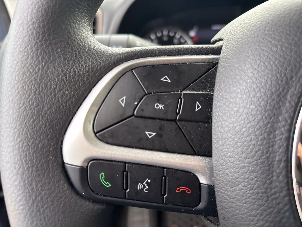 Used 2023 Blue Jeep Latitude image 18
