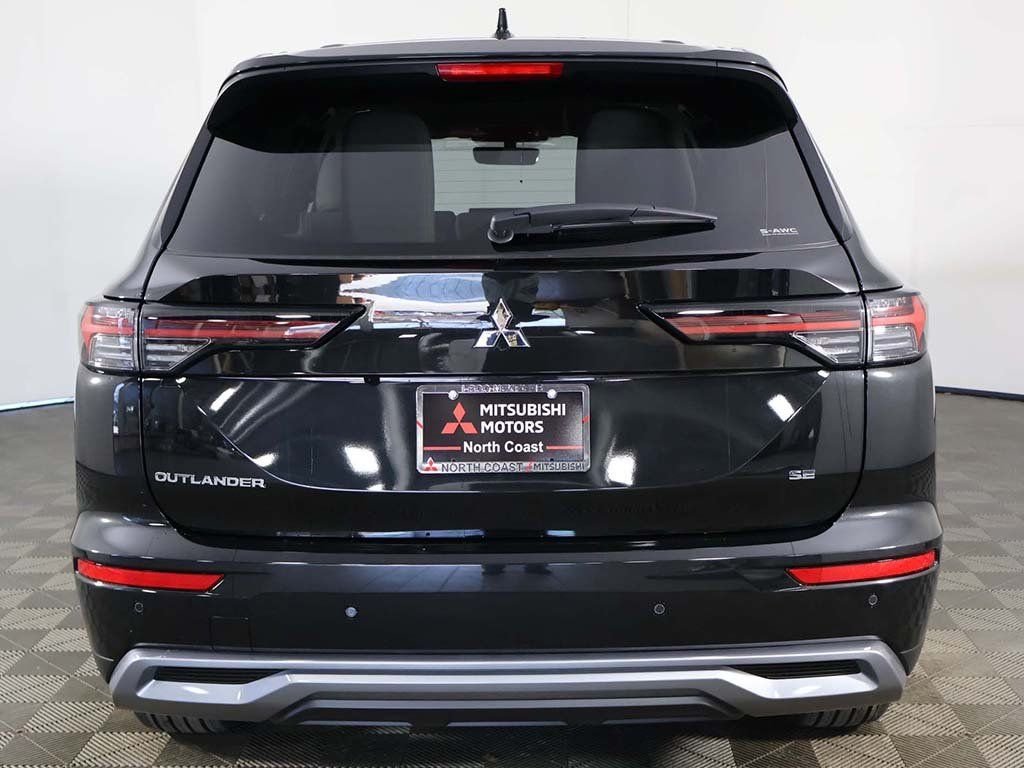 2025 Mitsubishi Outlander SE - Photo 14