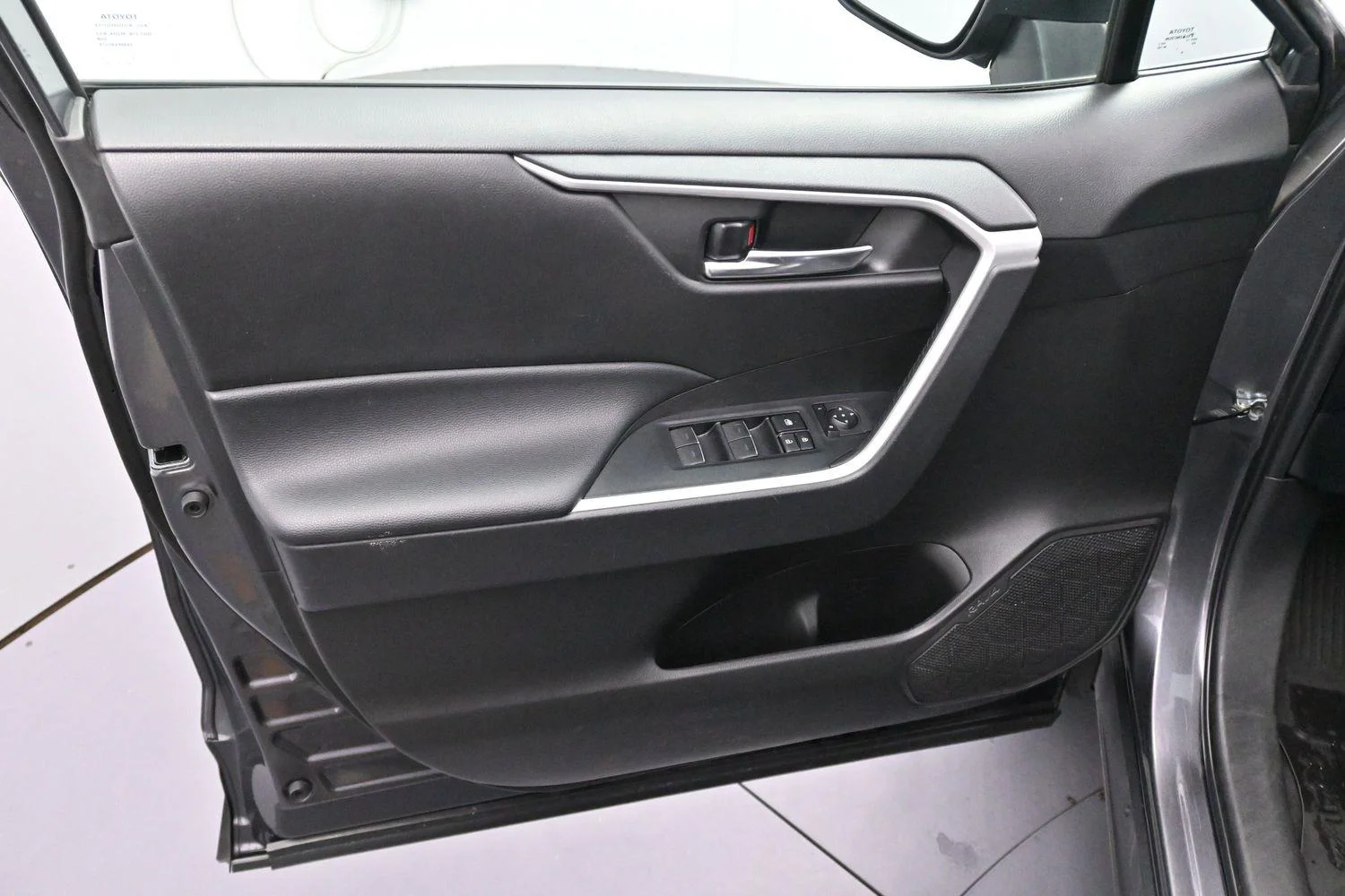Used 2022 Magnetic Gray Metallic Toyota XLE image 9