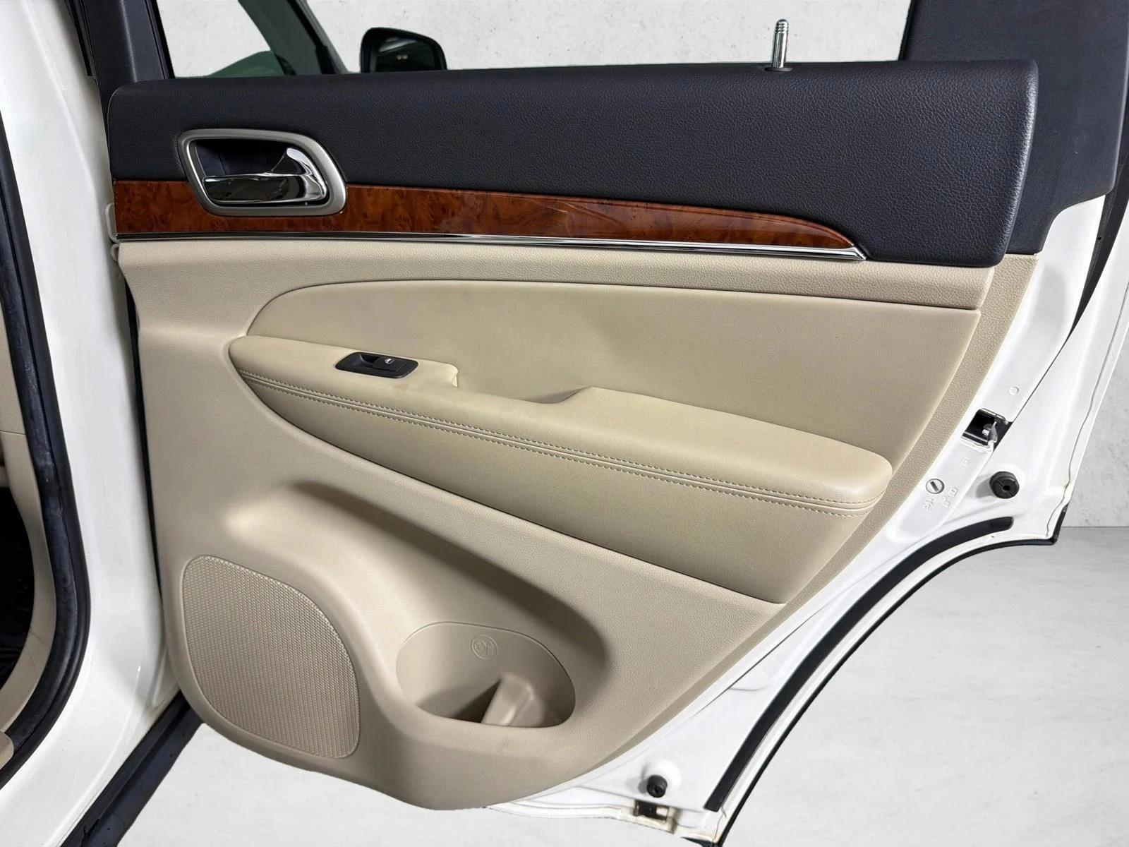 Used 2011 White Jeep Limited image 18