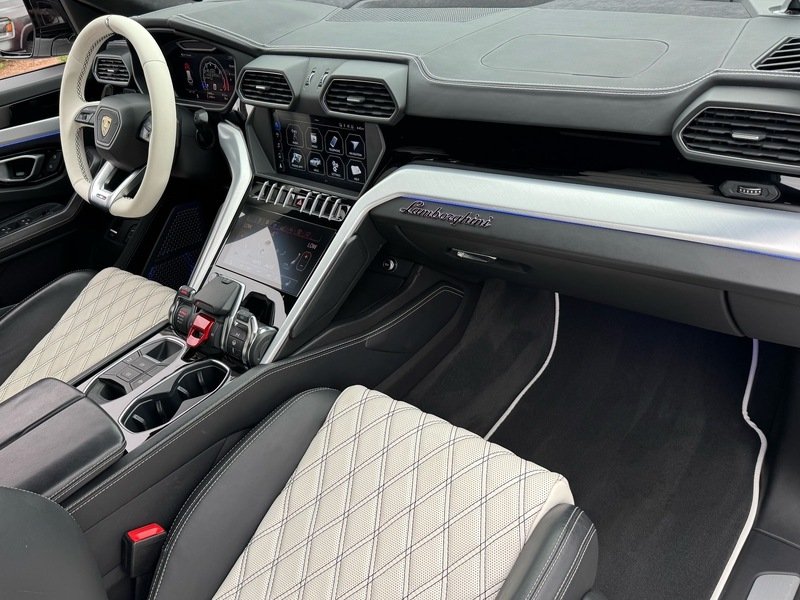 Used 2019  Lamborghini Base image 54