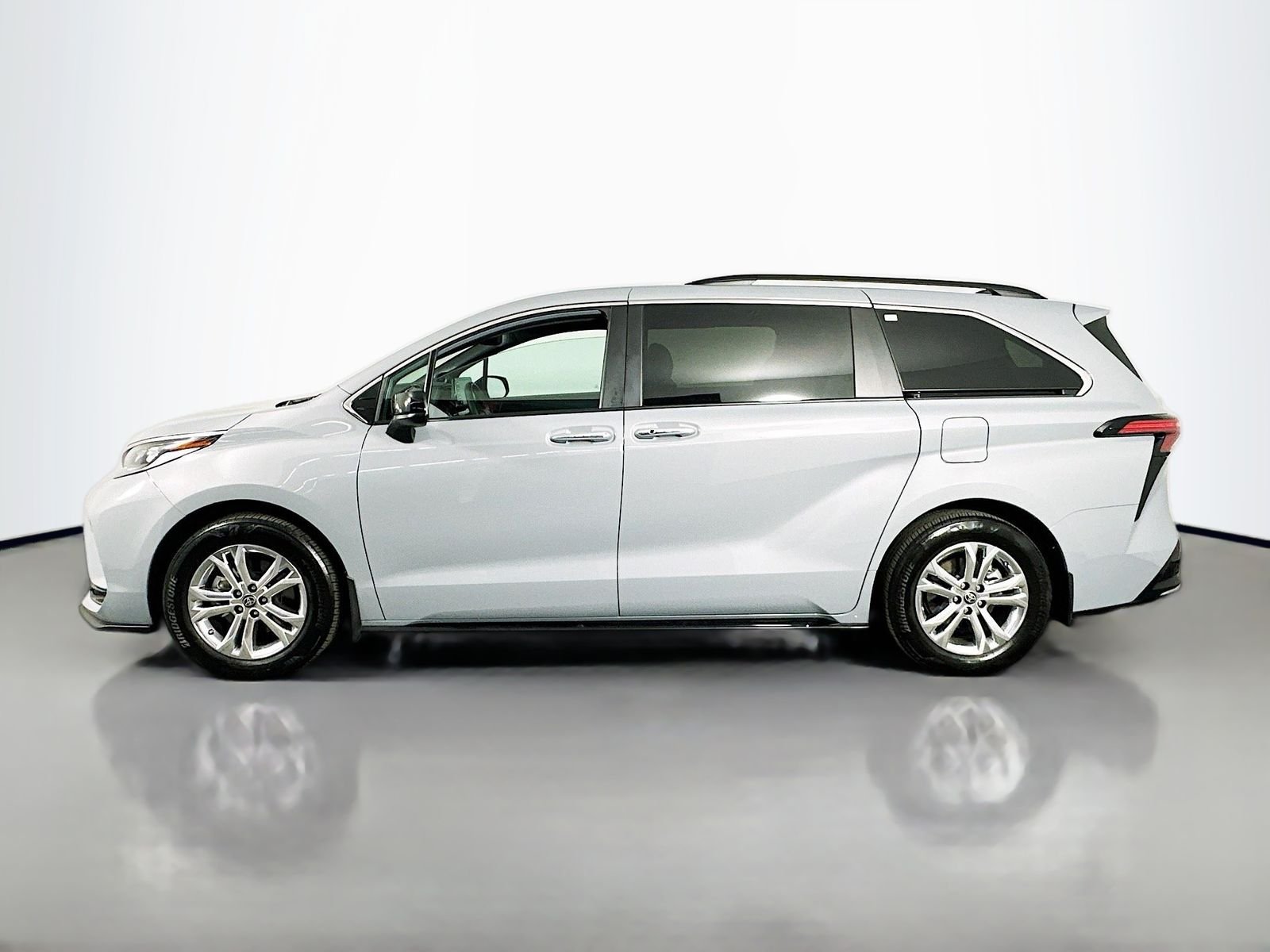 Used 2023 Cement Toyota XSE image 4