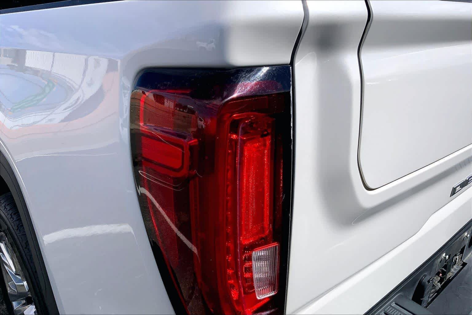 Used 2021 White Frost Tricoat GMC Denali image 25
