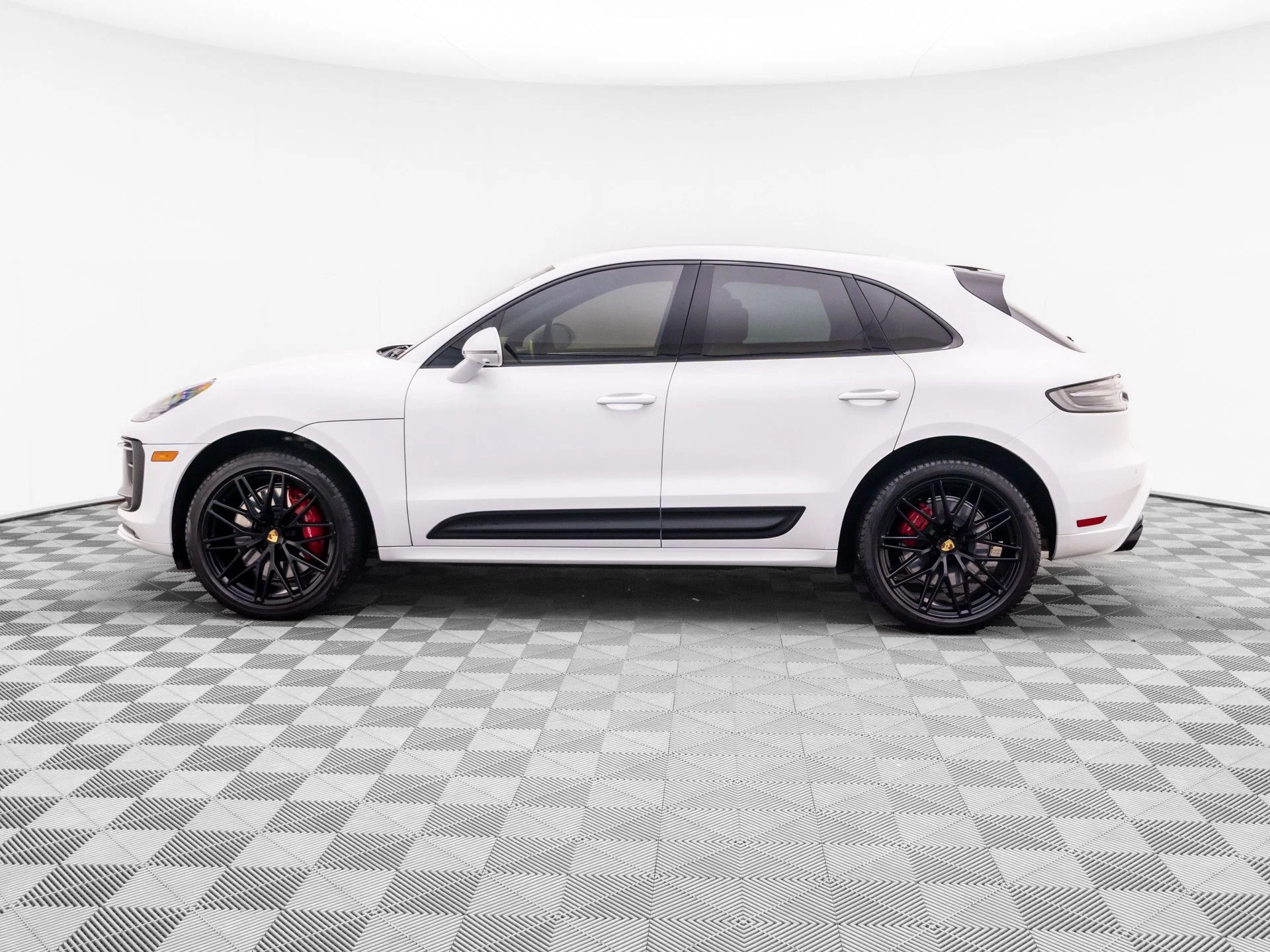 Used 2023  Porsche GTS image 2