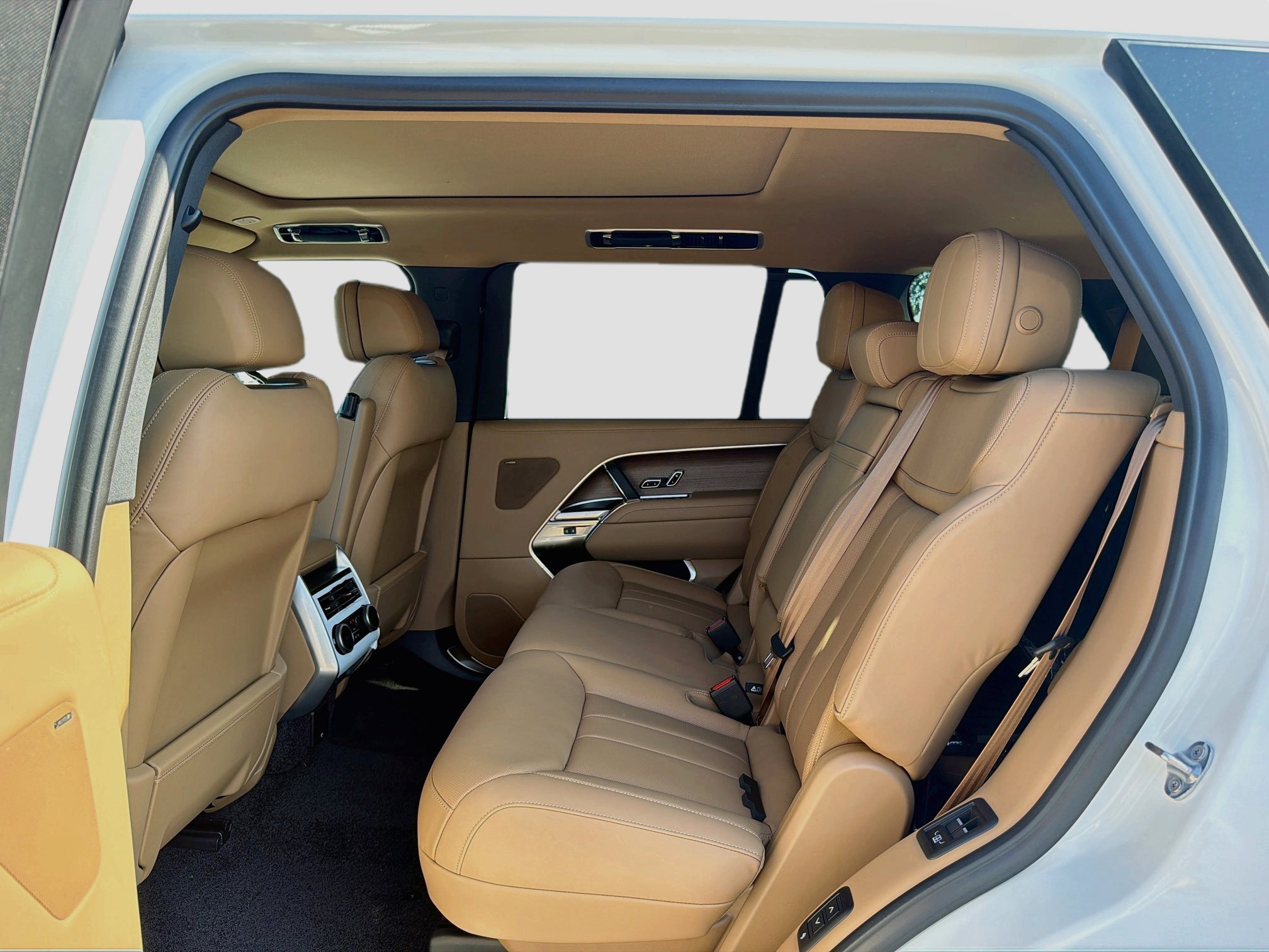 New 2026 Fuji White Land Rover SE image 22
