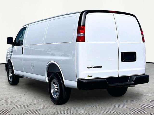 New 2026 Summit White Chevrolet WT image 4