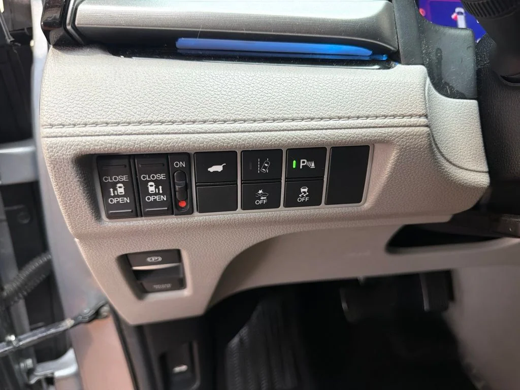 Used 2019 Lunar Silver Metallic Honda Elite image 24