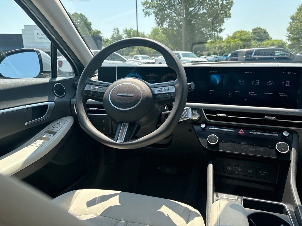 Used 2025 Silver Hyundai SEL image 9