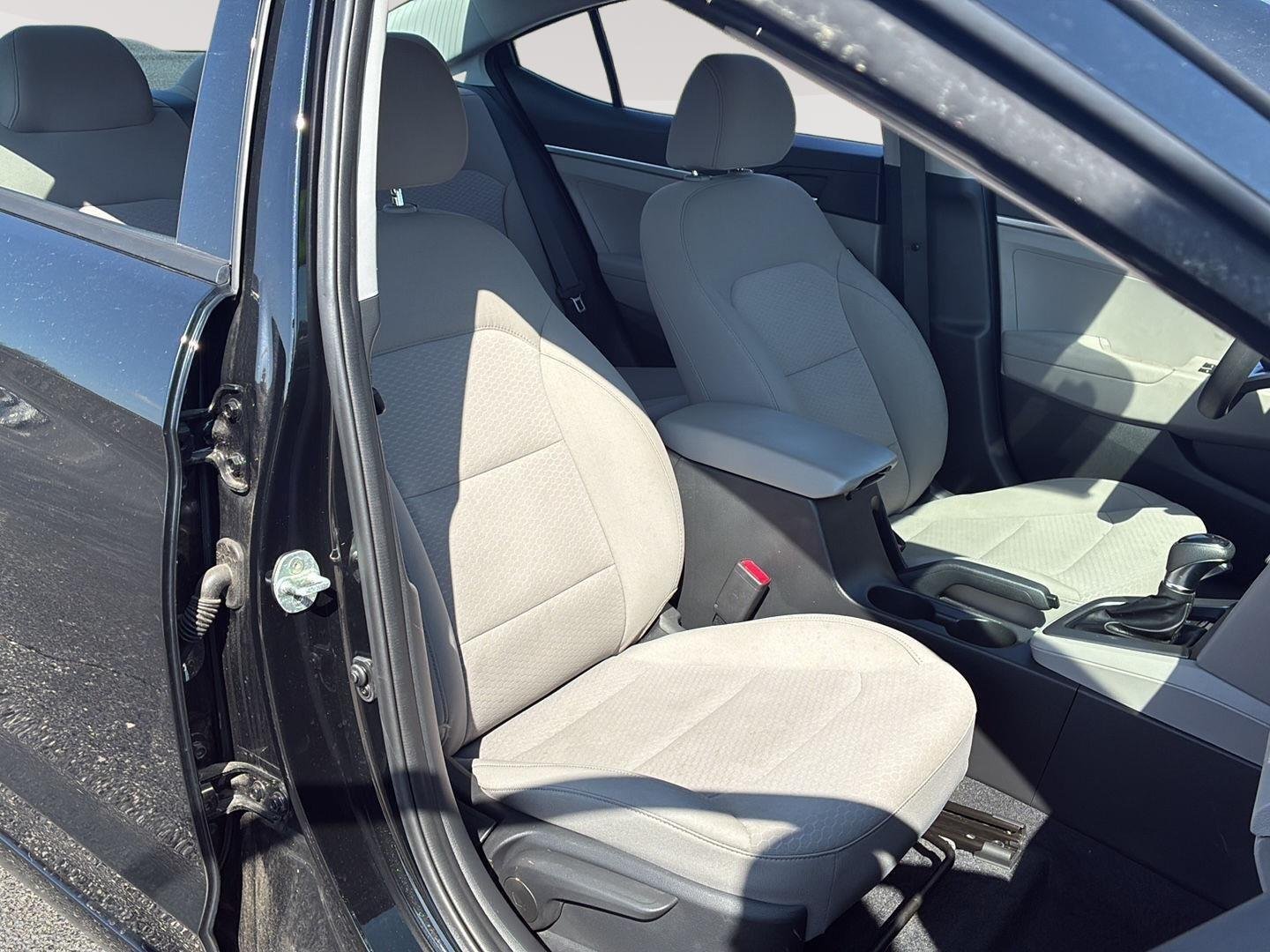 Used 2020 Phantom Black Hyundai SE image 15