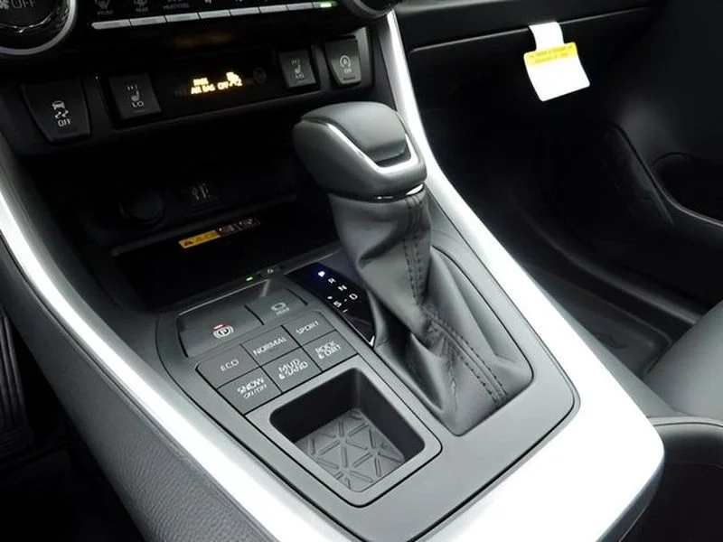Used 2025 Wind Chill Pearl Toyota XLE Premium image 9