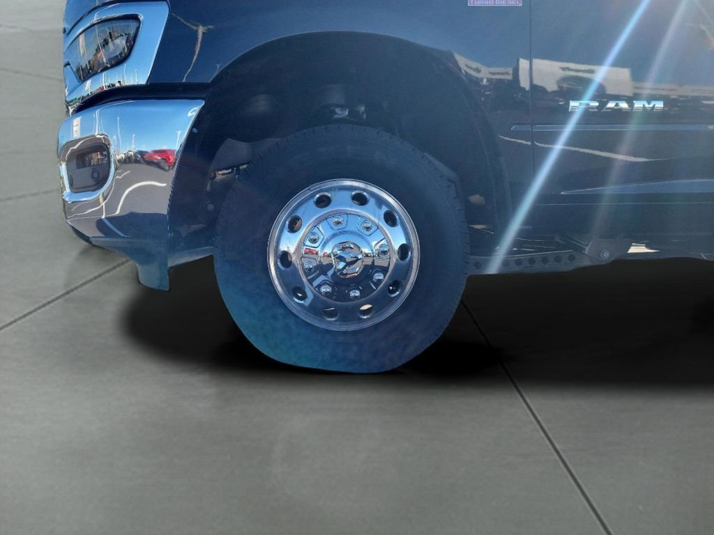 New 2026 Diamond Black Crystal Pearl-Coat Exterior Paint RAM Big Horn image 9