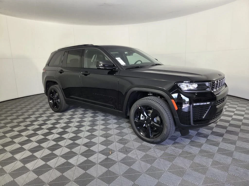 New 2026 Diamond Black Crystal Pearlcoat Jeep Limited image 2