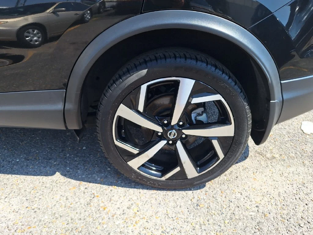 Used 2022 Black Nissan SL image 23