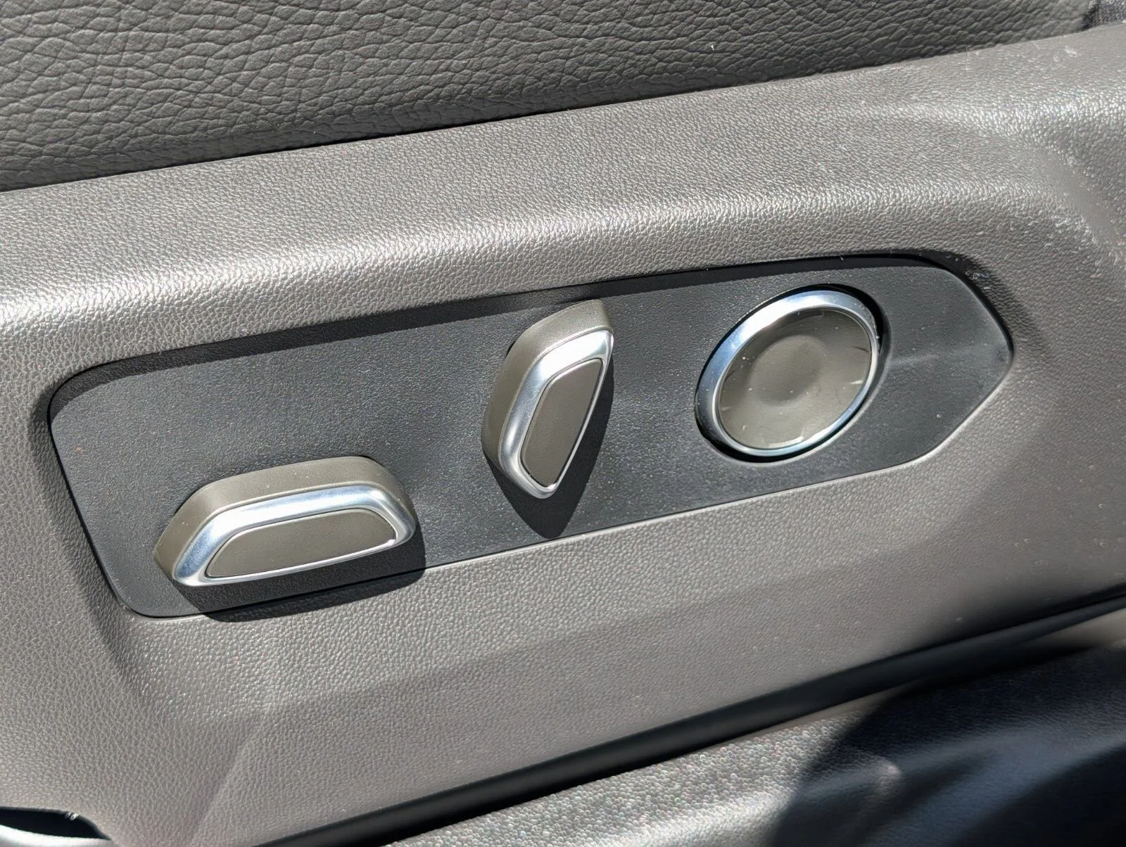 2026 GMC Yukon Denali - Photo 25